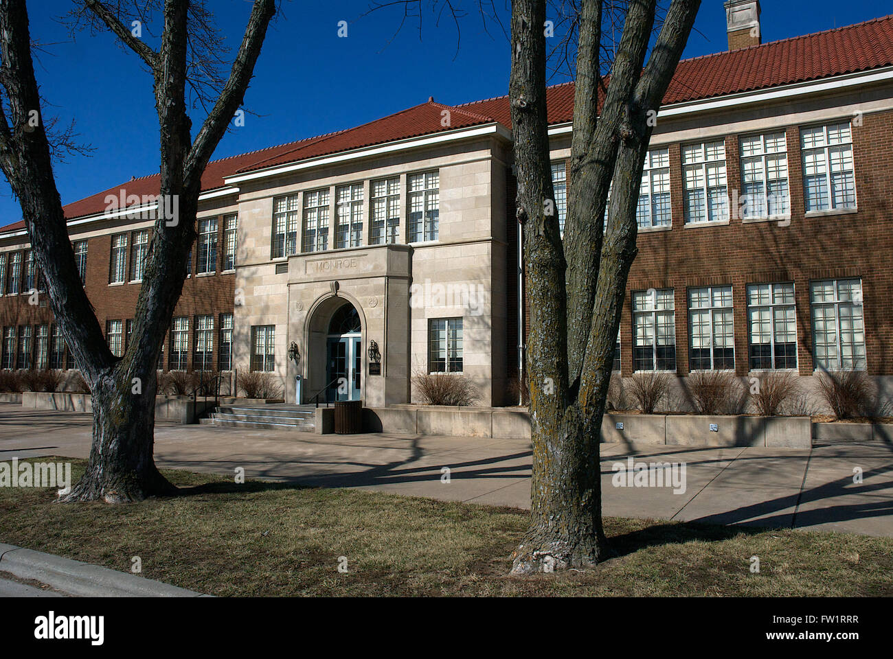 Topeka, Kansas, USA, 5. März 2014 die Monroe historischen Schulstandort Brown v. Board Of Education, was gilt als Beginn der Bürgerrechtsbewegung in den Vereinigten Staaten. Brown v. Board Of Education, 347 US-483 (1954), war ein Meilenstein United States Supreme Court Fall, in dem das Gericht erklärte Landesgesetze zur Gründung separate öffentlichen Schulen für schwarze und weiße Studenten verfassungswidrig. Die Entscheidung aufgehoben Plessy v. Ferguson Entscheidung von 1896, die staatlich geförderte Segregation, insoweit zulässig, als es zur öffentlichen Bildung angewendet.  Bildnachweis: Mark Reinstein Stockfoto