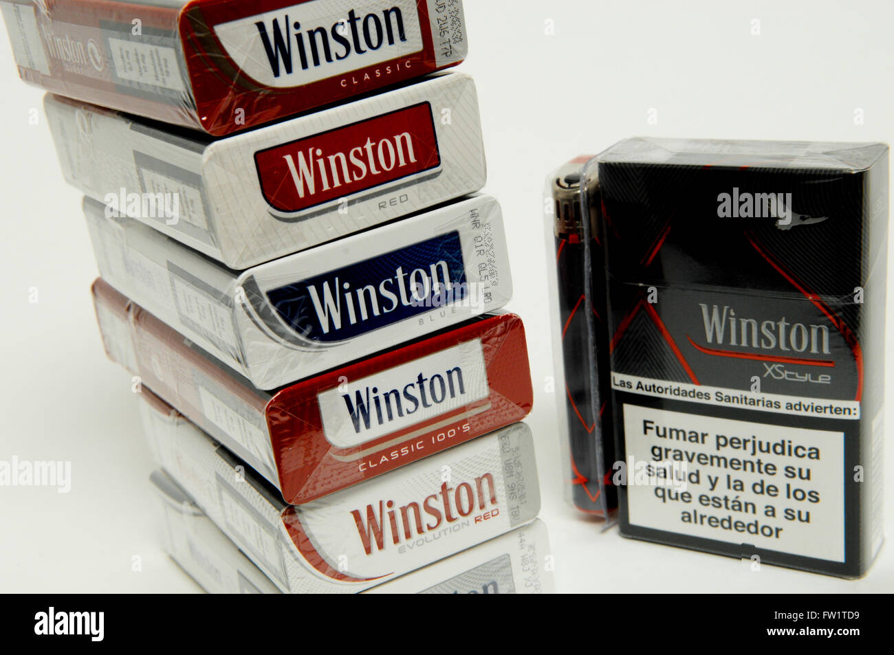 Auswahl von Winston Zigaretten auf weißem Hintergrund Stockfoto