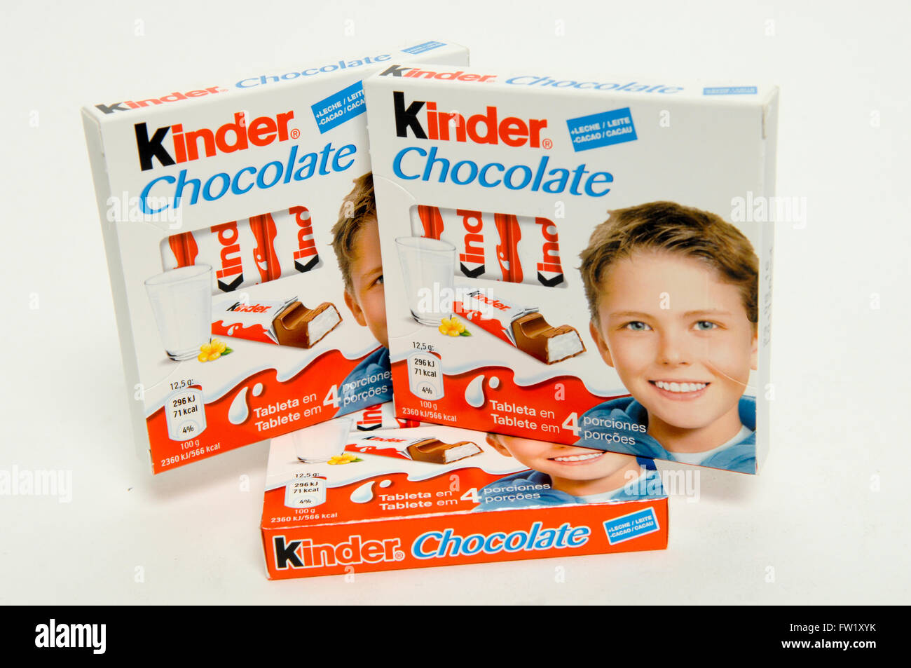 Kinder Bueno ist eine Duo-Reihe von Schokolade Wafer Takten mit einer Haselnusscreme Füllung Marke Produktlinie von Ferrero. Stockfoto
