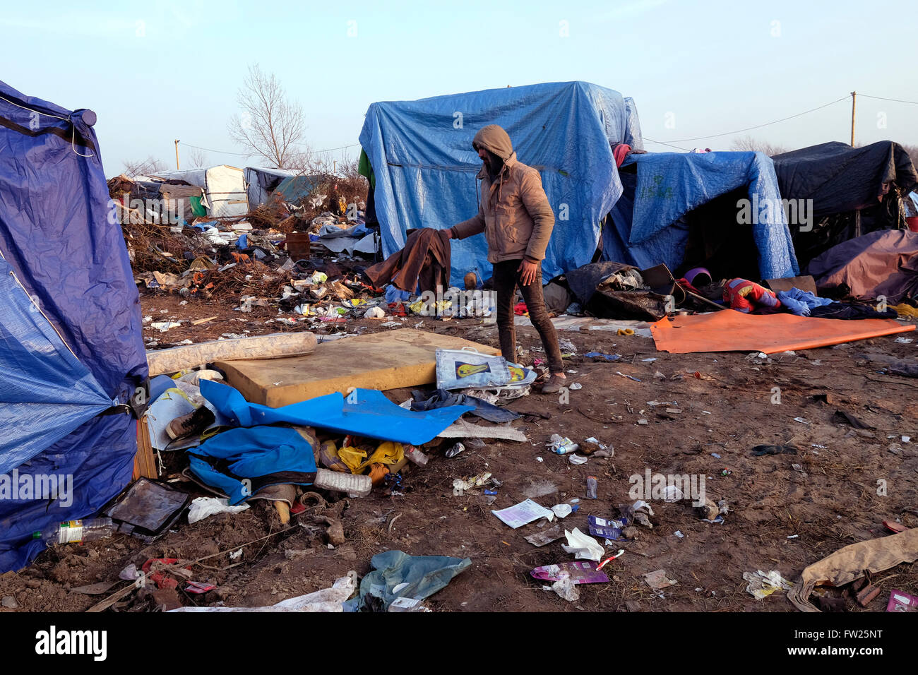Das Dschungelcamp Fluchtling Migranten In Calais Frankreich Wo Tausende Von Fluchtlingen In Schlammigen Und Verwahrlosten Zustand Der Hoffnung Gelebt Haben Stockfotografie Alamy