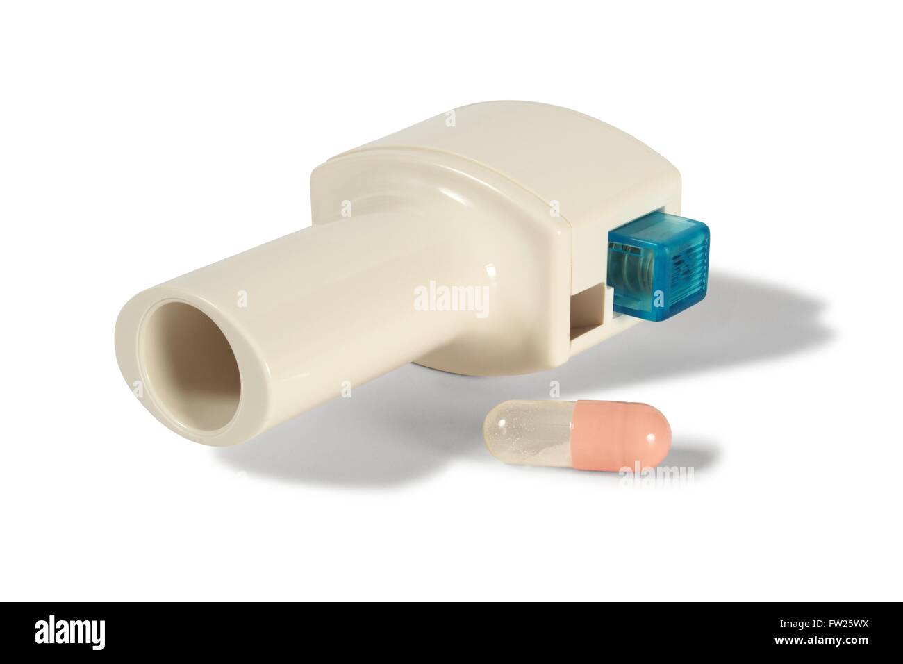 Asthma-Inhalator und Kapsel auf weißem Hintergrund Stockfotografie - Alamy