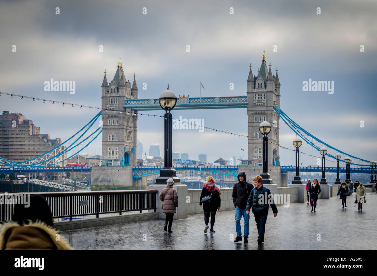 Passanten in der kalten Jahreszeit vor der Tower Bridge, London, UK Stockfoto
