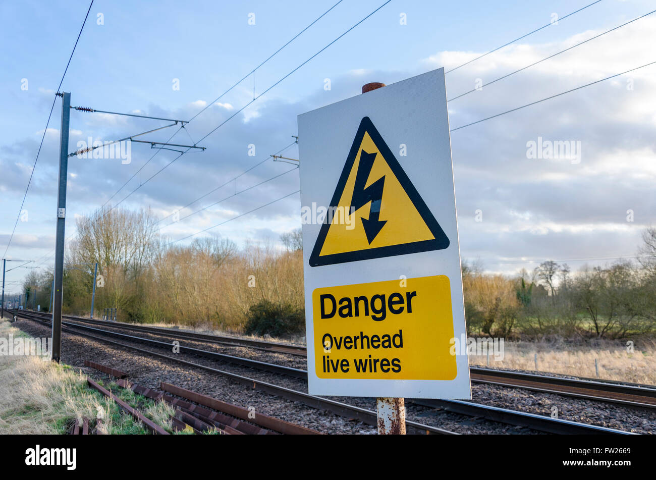 Live-Oberleitungen Gefahrenzeichen neben Bahngleisen Stockfoto