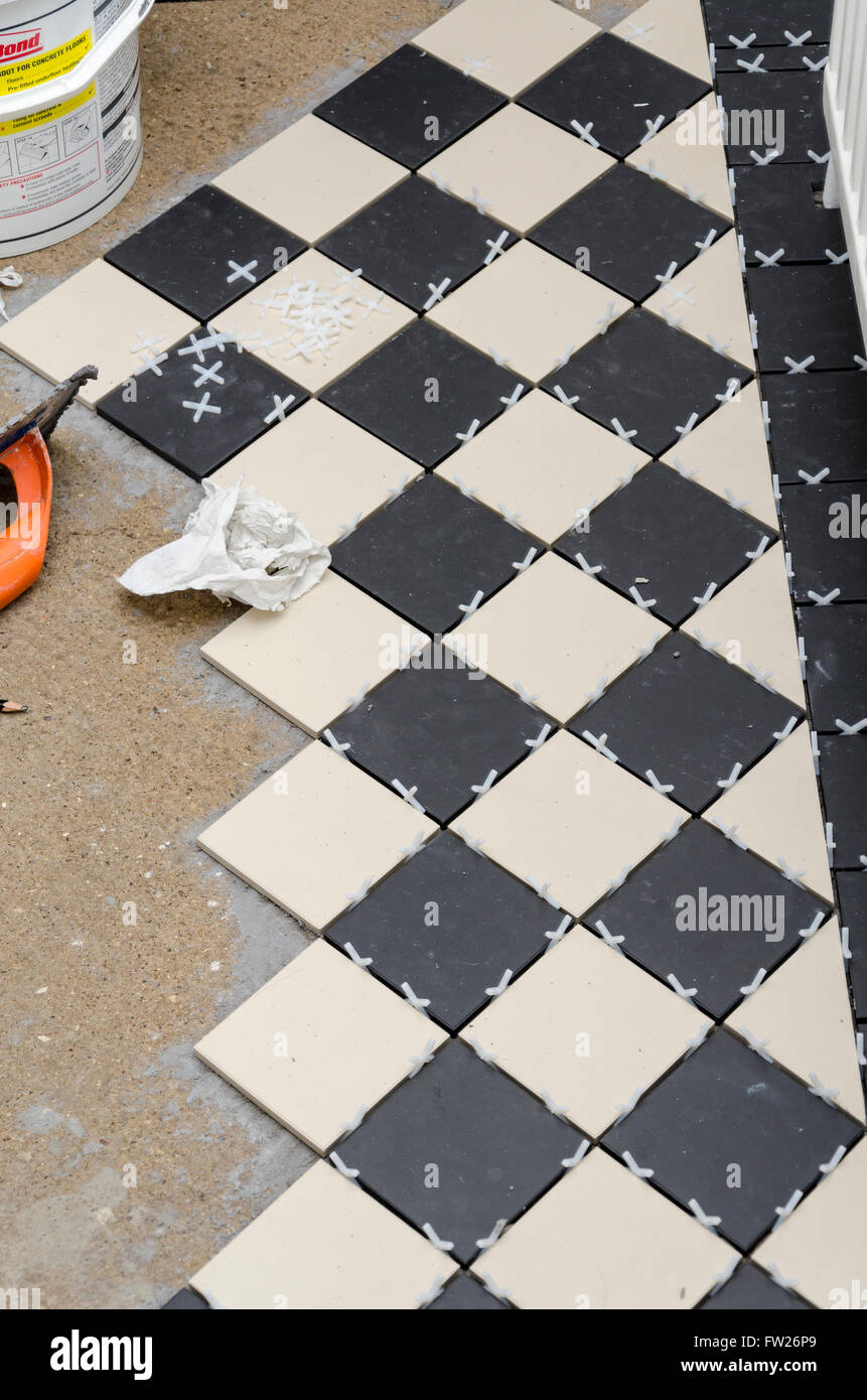 DIY zu Hause einen Fliesenboden verlegen Stockfoto