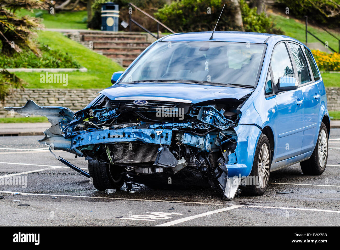 Ein abgestürztes Ford Auto auf Southend direkt am Meer Stockfoto
