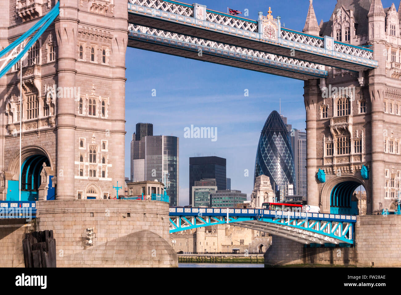 Die City of London, umrahmt von Tower Bridge, London, UK Stockfoto