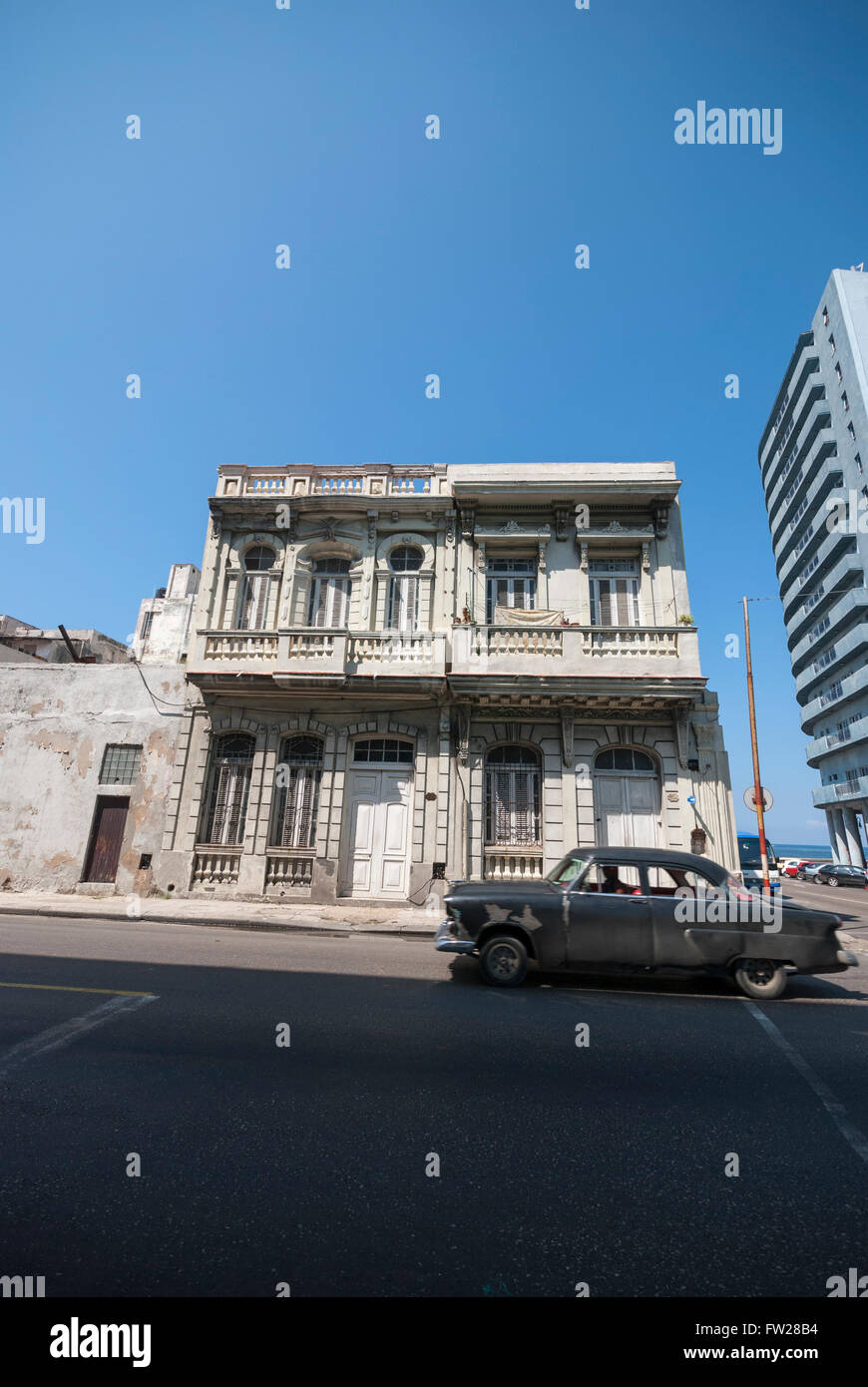 Eine heruntergekommene und verfallenden Block Apartment Gebäude im Kolonialstil in der Altstadt von Havanna Kuba Stockfoto