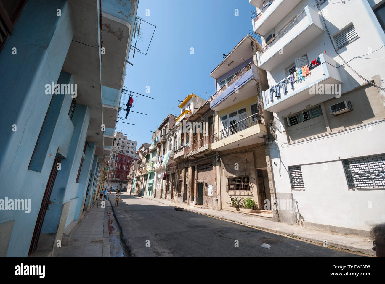 Eine typische kubanische Straßenszene zeigen alte Wohnhäuser in Alt-Havanna (Habana Vieja) Stockfoto