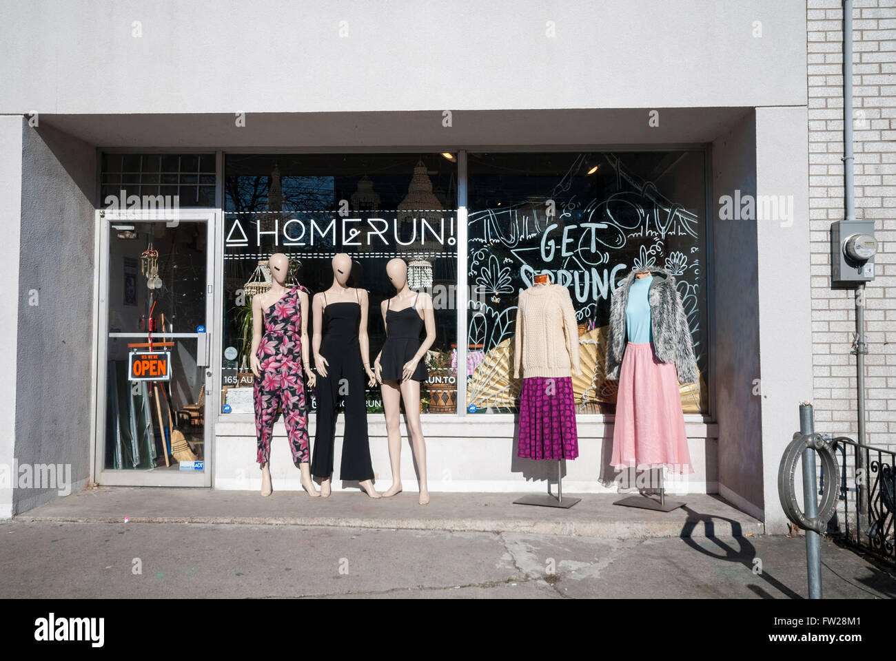 Schaufensterpuppen außerhalb A Homerun, ein Vintage-Kleidung Geschäft in Kensington Market Toronto Ontario Kanada angezeigt Stockfoto