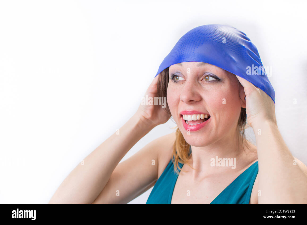 Glückliches Mädchen passt ihr Badehaube im Badeanzug Stockfoto