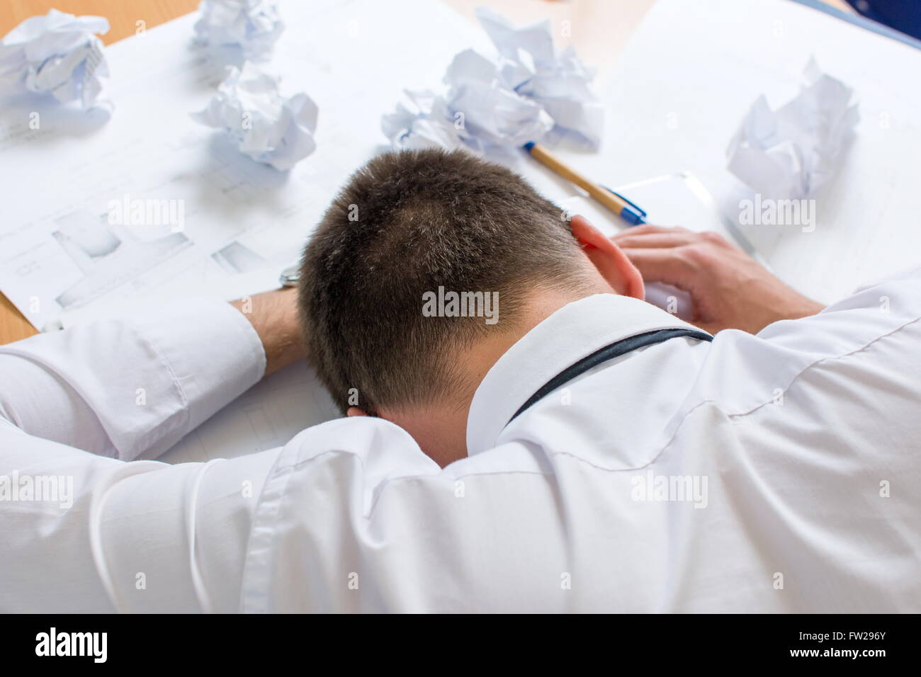 Müde schlafen auf sein Projekt Architekt Stockfoto