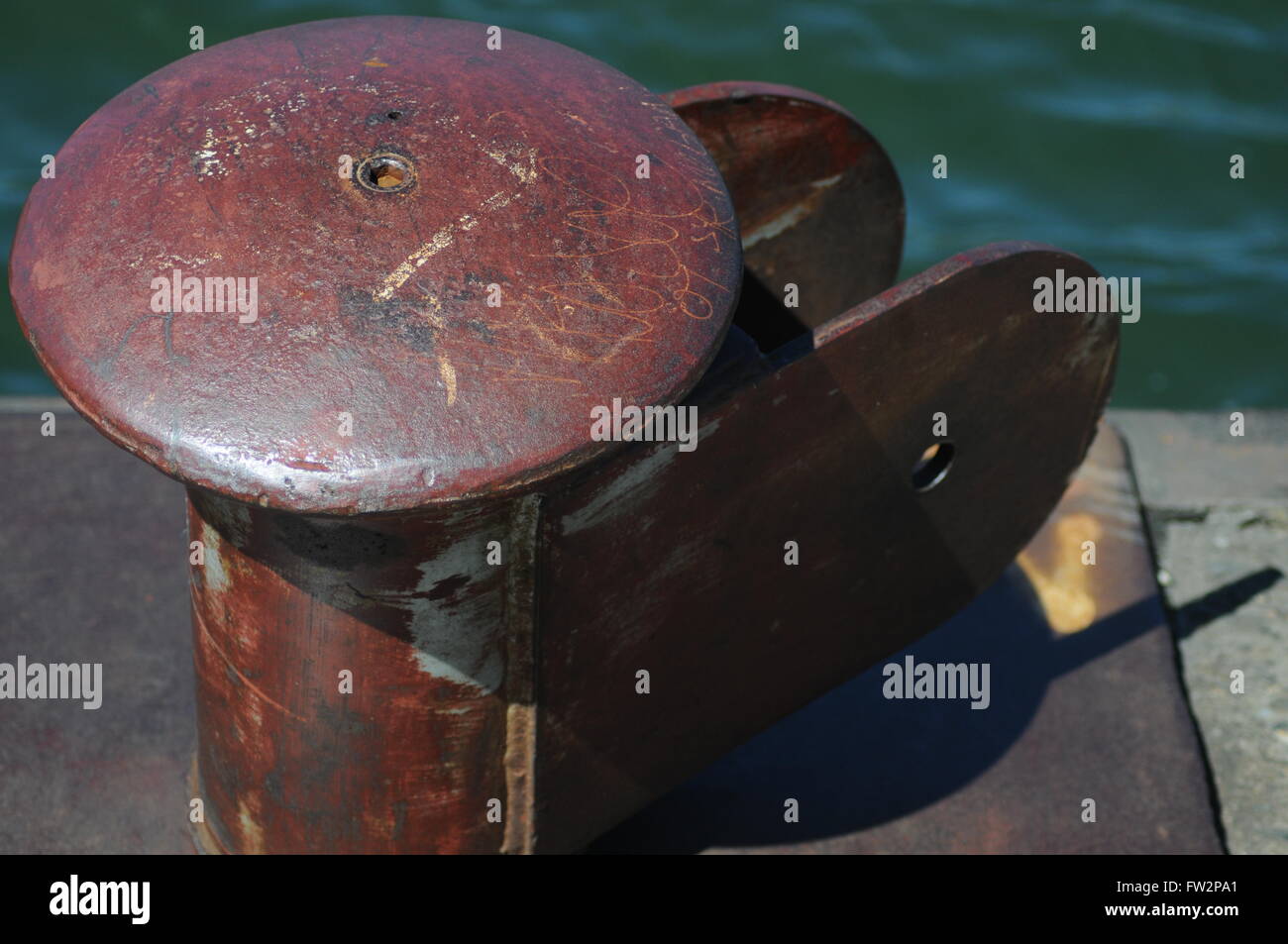 Poller auf dem Fluss vor Stockfoto