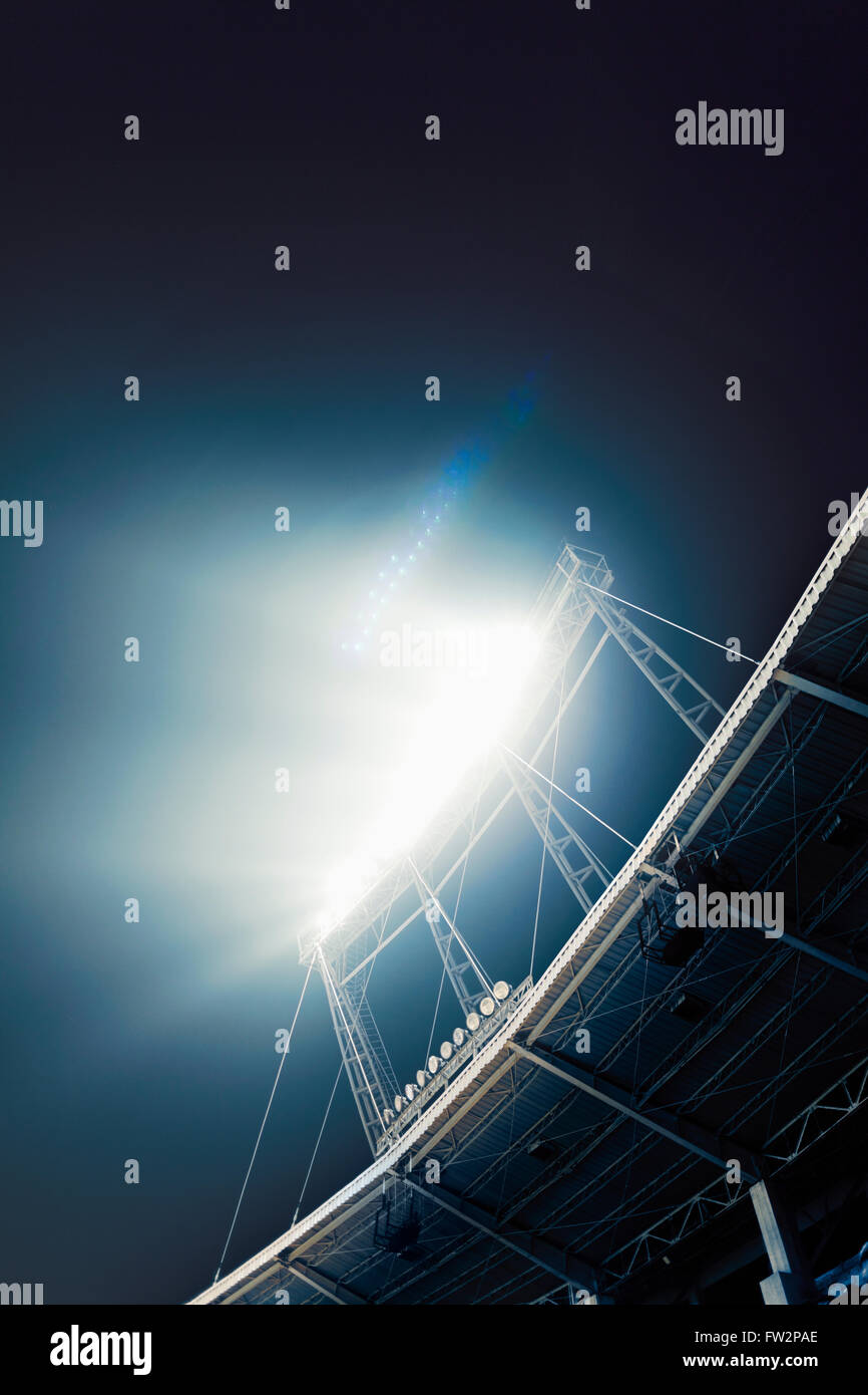 Blick auf Stadion-Lichter in der Nacht Stockfoto