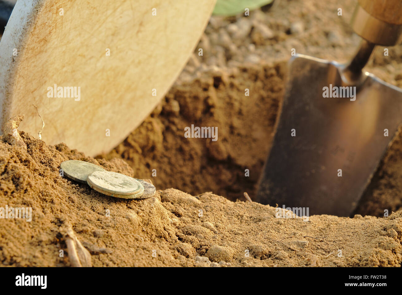 Metalldetektor und Schatzsuche. Metalldetektor, Spaten und Handschuhe. Sport und Hobbies Thema Stockfoto