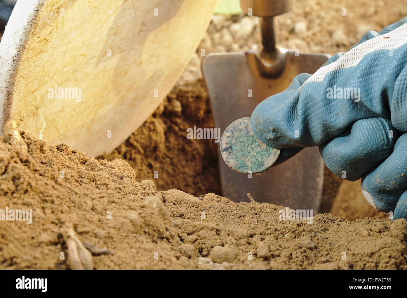 Metall-Erkennung und Schatzsuche. Metalldetektor, Spaten und Handschuhe. Sport und Hobby-Thema Stockfoto