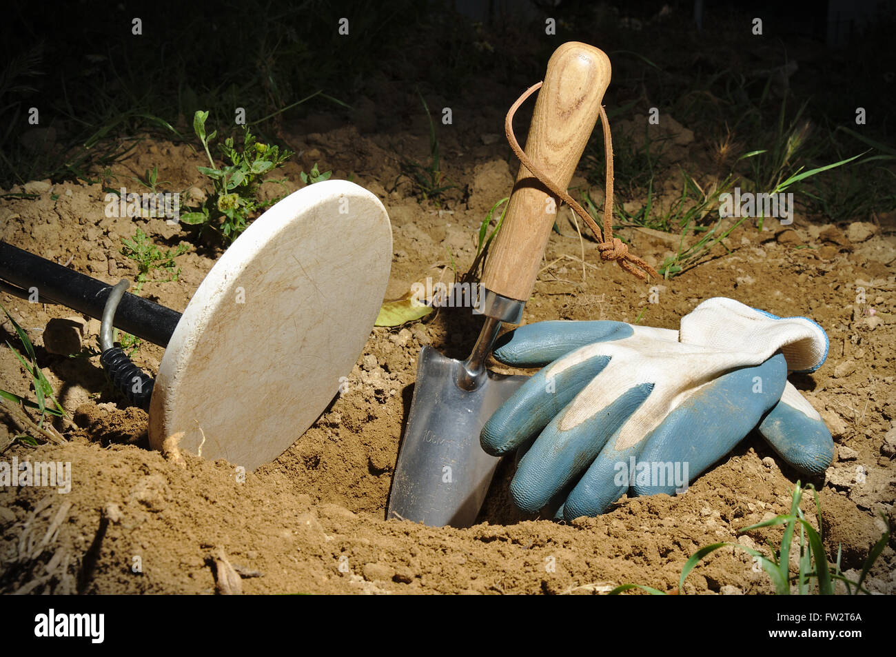 Metalldetektor und Schatzsuche. Metalldetektor, Spaten und Handschuhe. Sport und Hobbies Thema Stockfoto