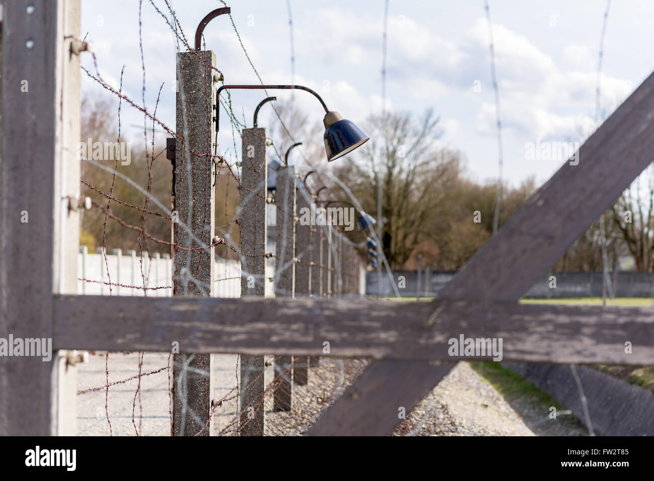 Zaun und Mauer um die KZ-Gedenkstätte Dachau Stockfoto