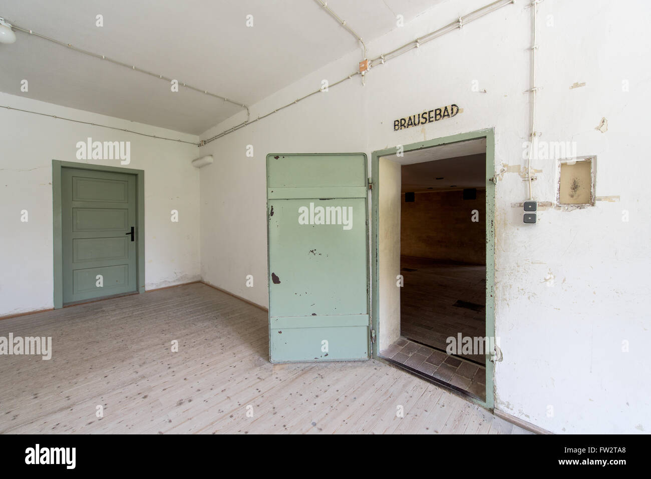 Eingang in die Gaskammer (Duschen) im KZ Dachau Stockfoto