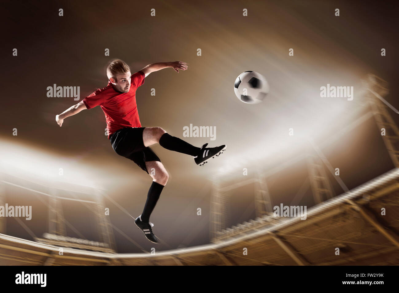 Athleten treten Fußball im Stadion Stockfoto