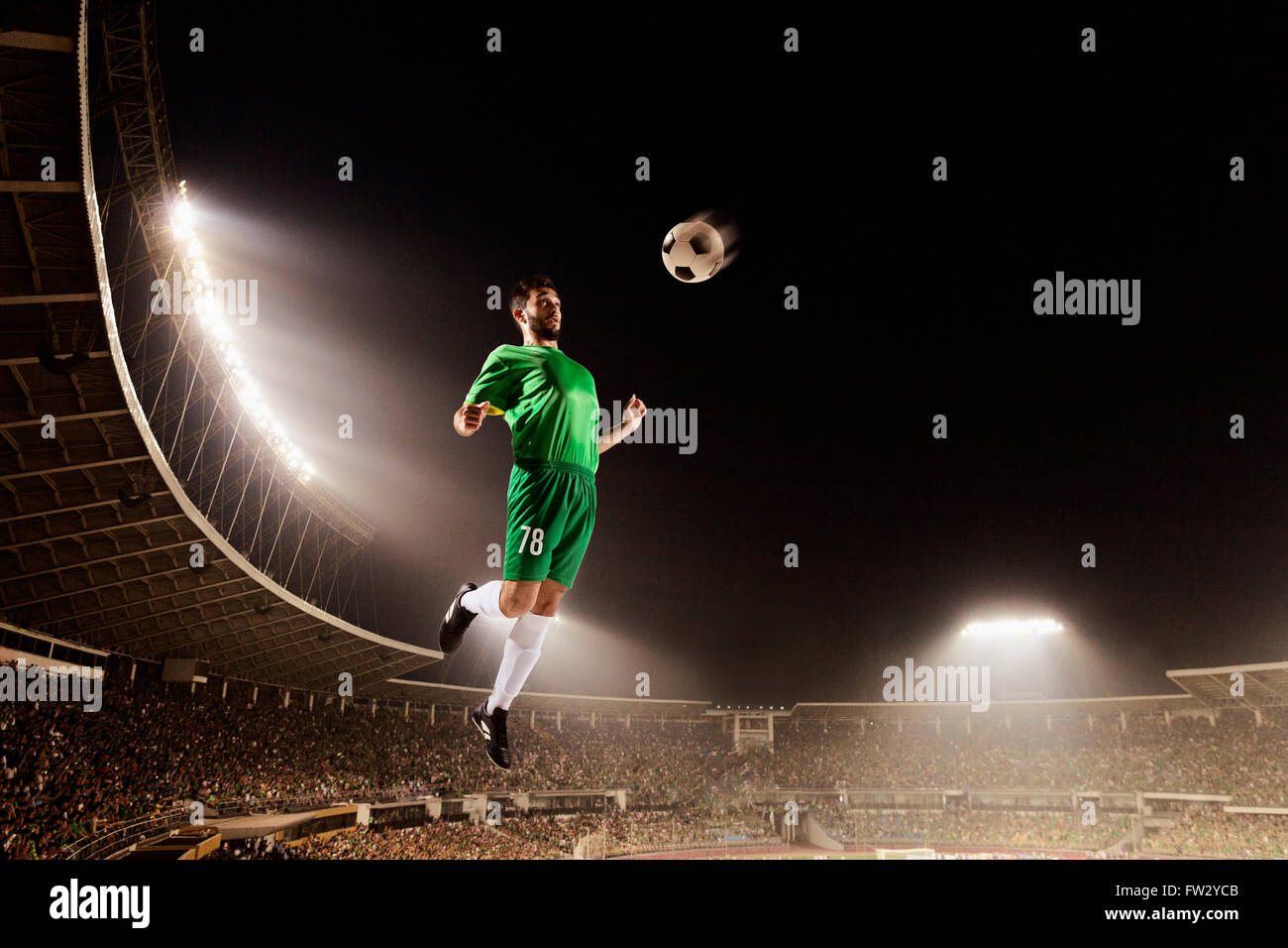 Athlet Chesting Fußball im Stadion Stockfoto
