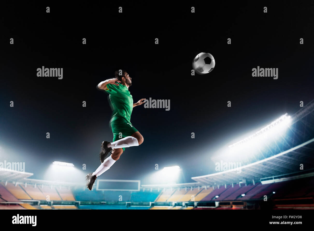 Athlet Überschrift Fußball im Stadion Stockfoto