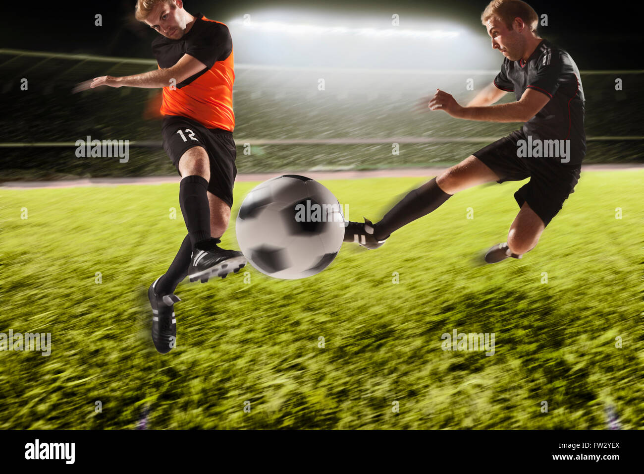 Zwei Fußball-Spieler einen Ball Fußball Stockfoto