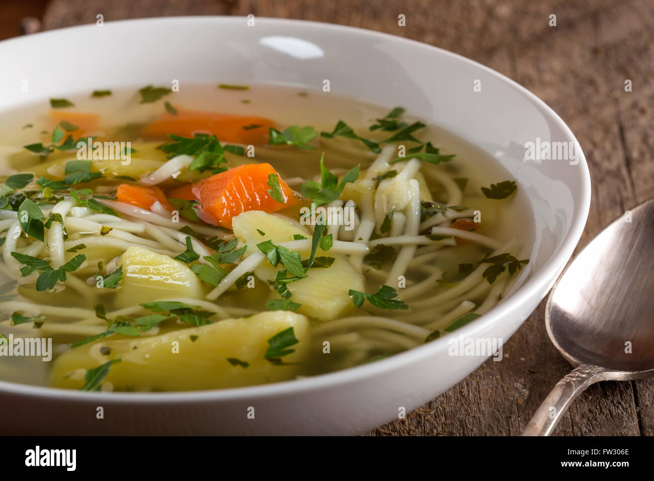 Suppe mit handgemachten Nudeln in Schüssel weiß Stockfoto