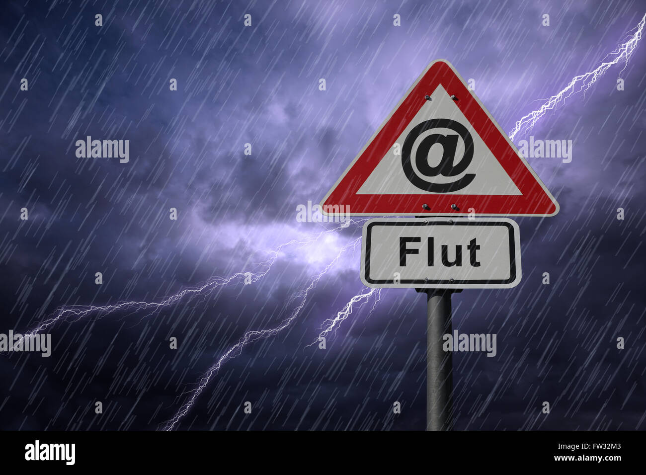 @-Zeichen und Flut Verkehrszeichen Againt einen regnerischen Himmel mit Blitz Stockfoto