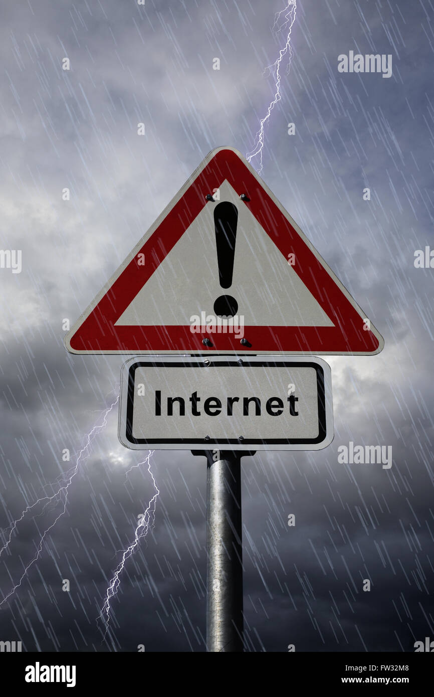 Warnung und Internet Verkehrsschilder Againt einen regnerischen Himmel mit Blitz Stockfoto