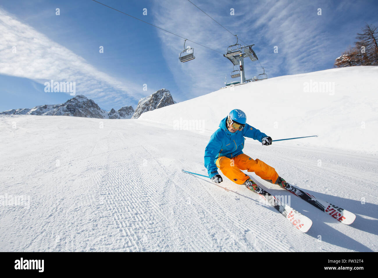 Skifahrer mit Helm Skifahren einen Hang hinunter, Mutterer Alm bei Innsbruck, Tirol, Österreich Stockfoto