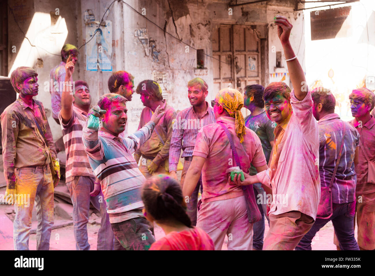 Männer feiern, Holi Festival, Hindus feiern den Beginn des Frühlings, durch das Werfen von gefärbtem Wasser und gulal Pulver Stockfoto