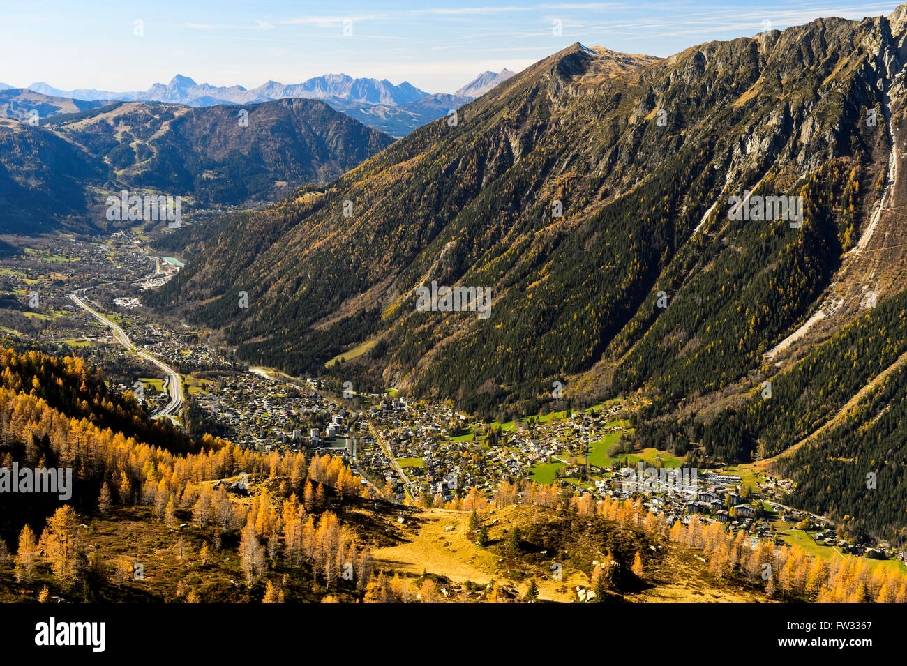 Chamonix-Tal von Chamonix und der Brevent Gipfel der Bergkette Aiguilles Rouges, Chamonix, Savoyen, Frankreich Stockfoto