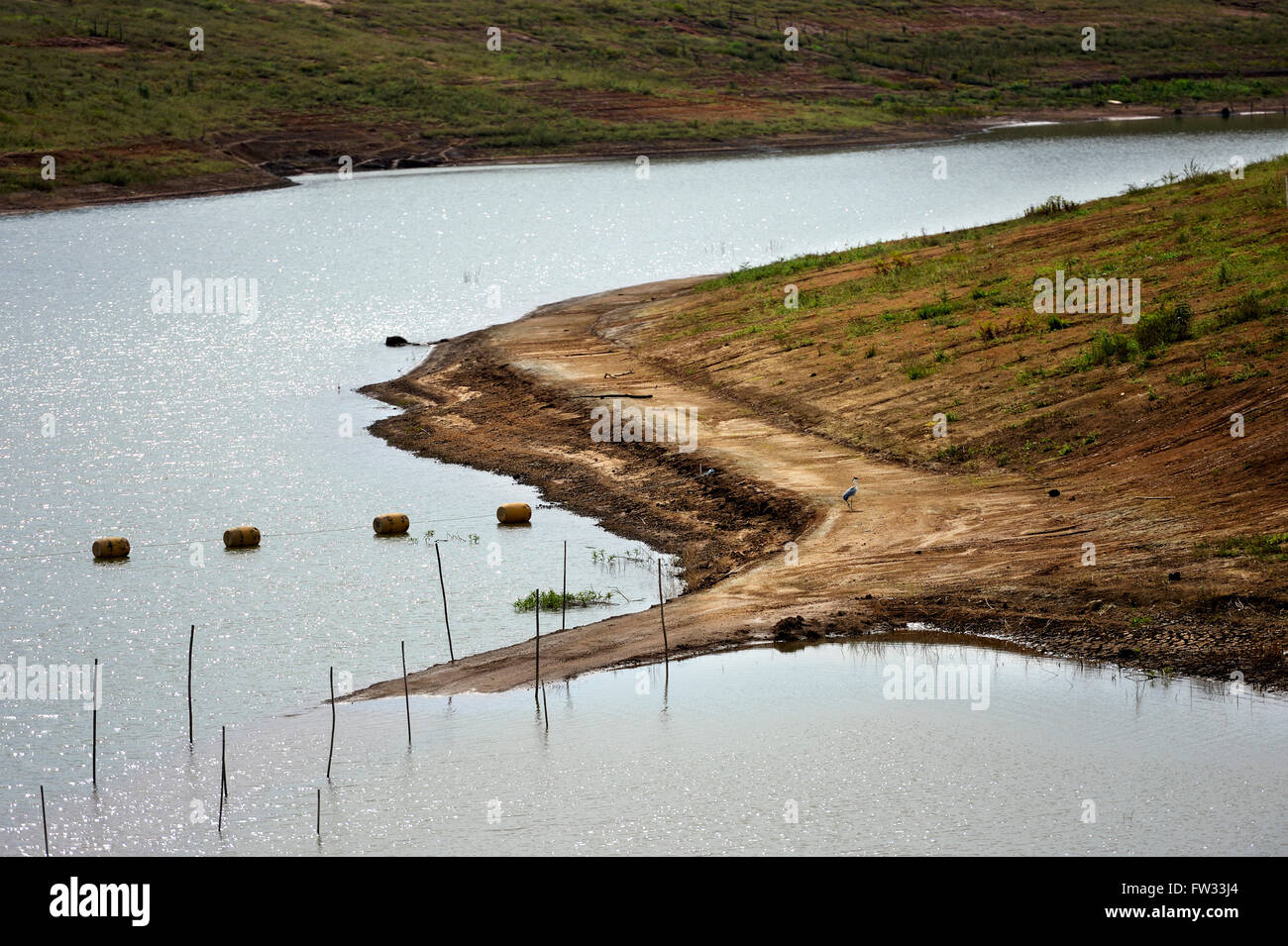 Jaguari Reservoir mit niedrigem Wasserstand nach einer langen Dürre, Trinkwasser für Sao Paulo, Brasilien Stockfoto