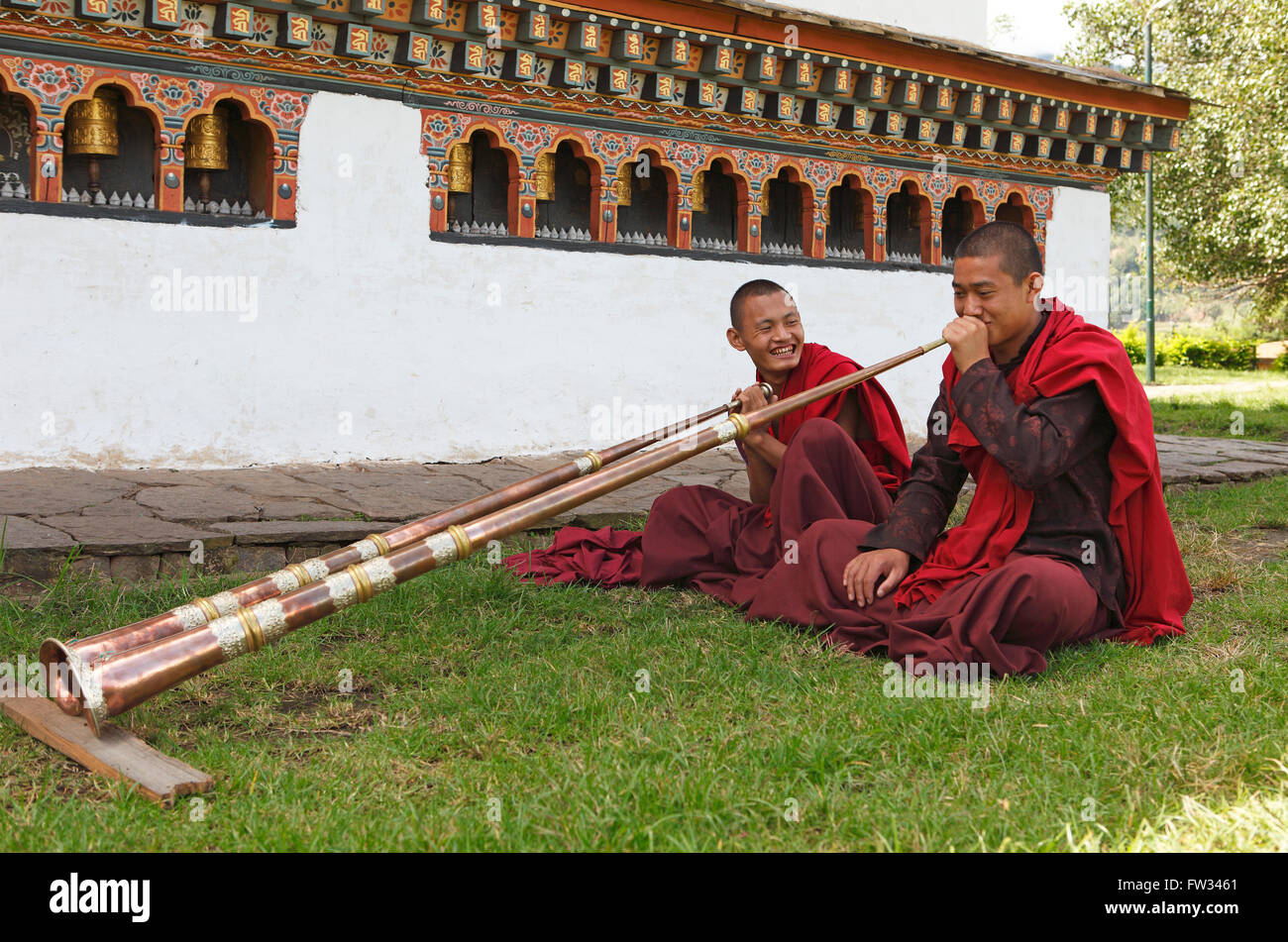 Mönche spielen tibetische Hörner, Tempe Tempel, Punakha Bezirk, Bhutan Stockfoto