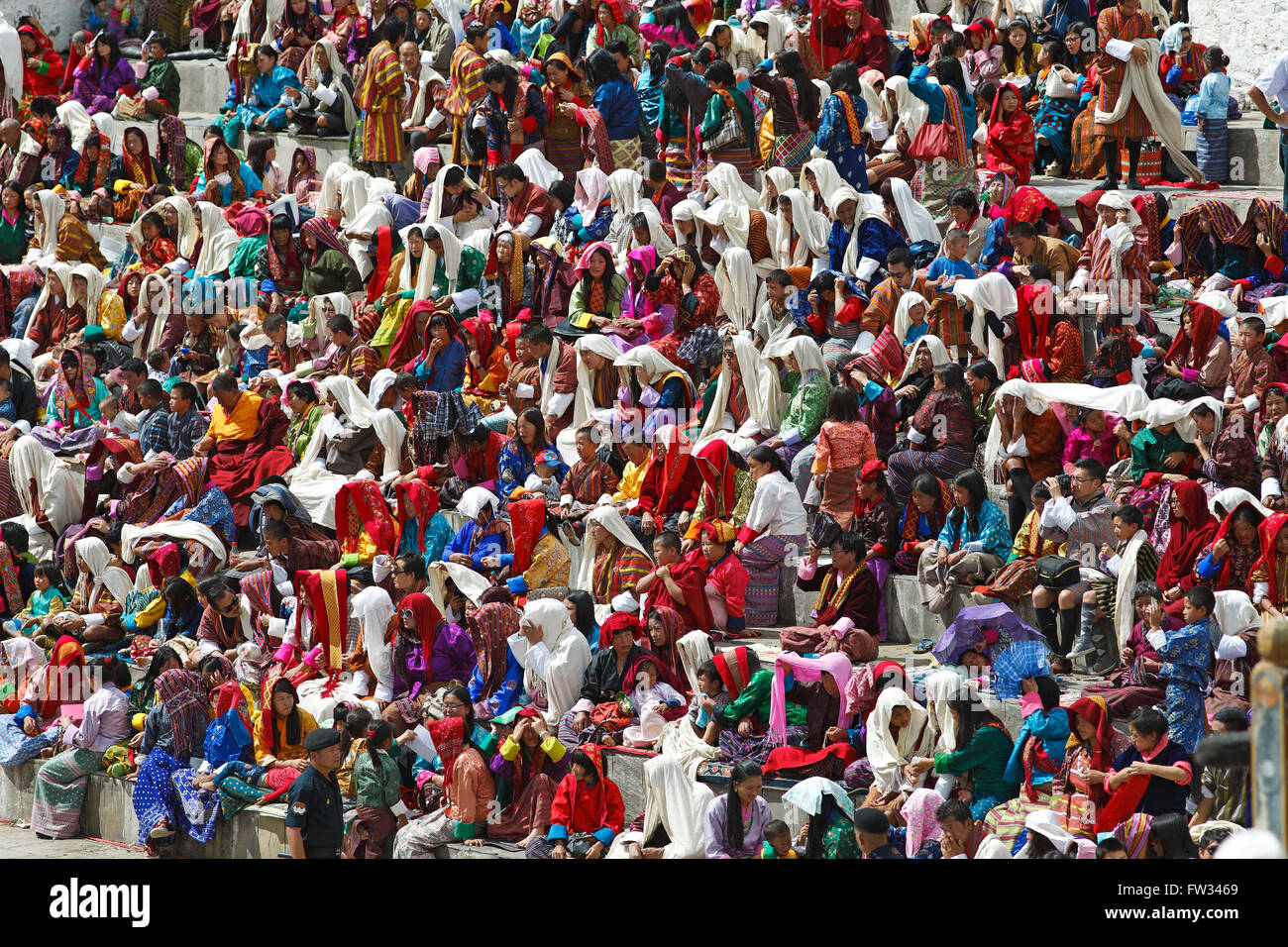 Publikum auf dem Tashichho Dzong Kloster Festival, Thimphu, Bhutan Stockfoto