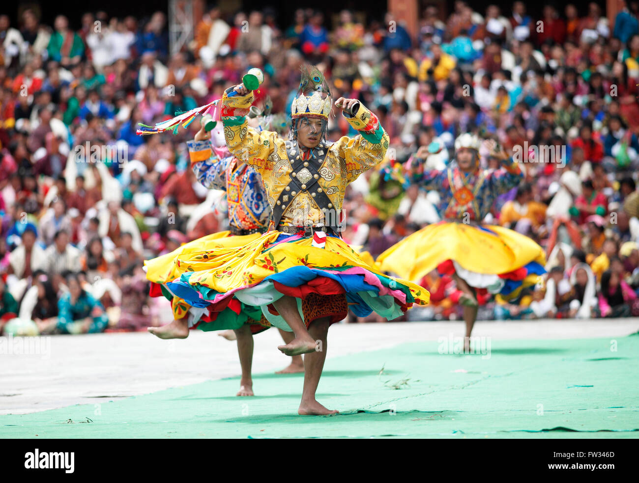 Tänzer und Zuschauer auf dem Tashichho Dzong Kloster Festival, Thimphu, Bhutan Stockfoto