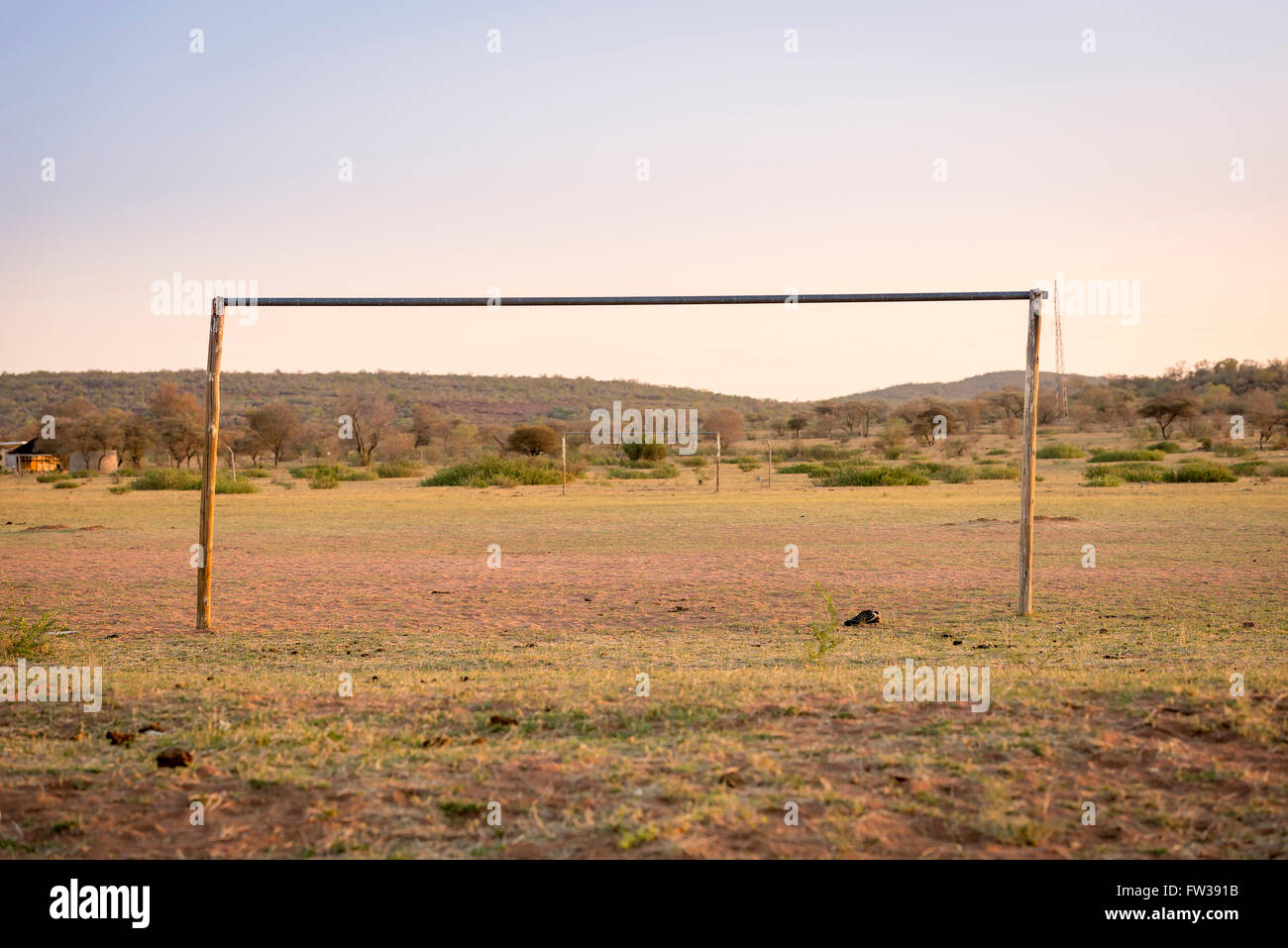 Typisch afrikanische Fußballfeld für Fußballspielen in ländlichen Botswana, Afrika Stockfoto