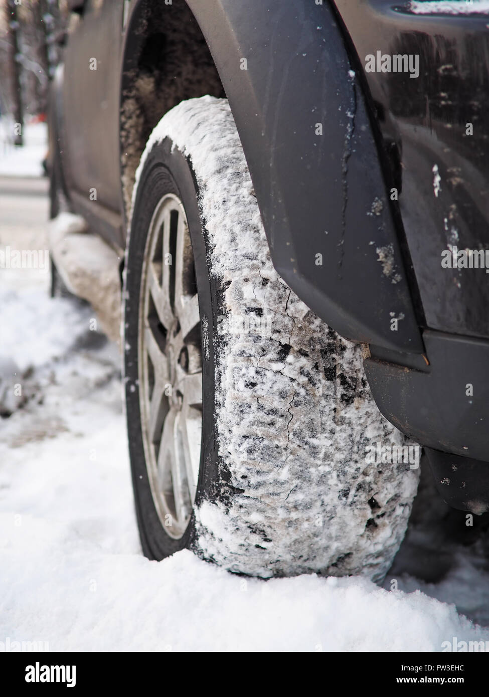 SUV im Schnee Nahaufnahme von verschneiten Reifen. Geringe Schärfentiefe Stockfoto
