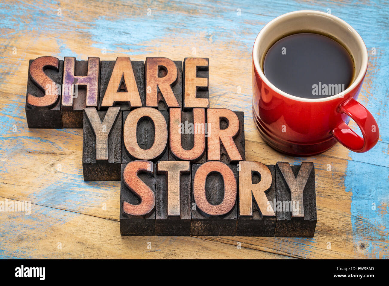 Teilen Sie Ihre Geschichte Wort Abstrakt - inspirierende Text in Vintage Buchdruck Holzart mit einer Tasse Kaffee Stockfoto