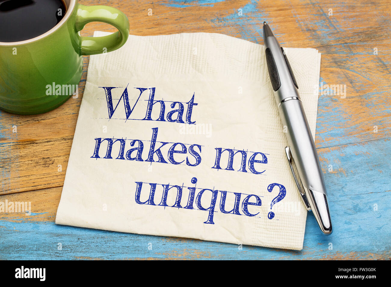 Was macht mich einzigartig Frage - Handschrift auf einer Serviette mit einer Tasse Kaffee Stockfoto
