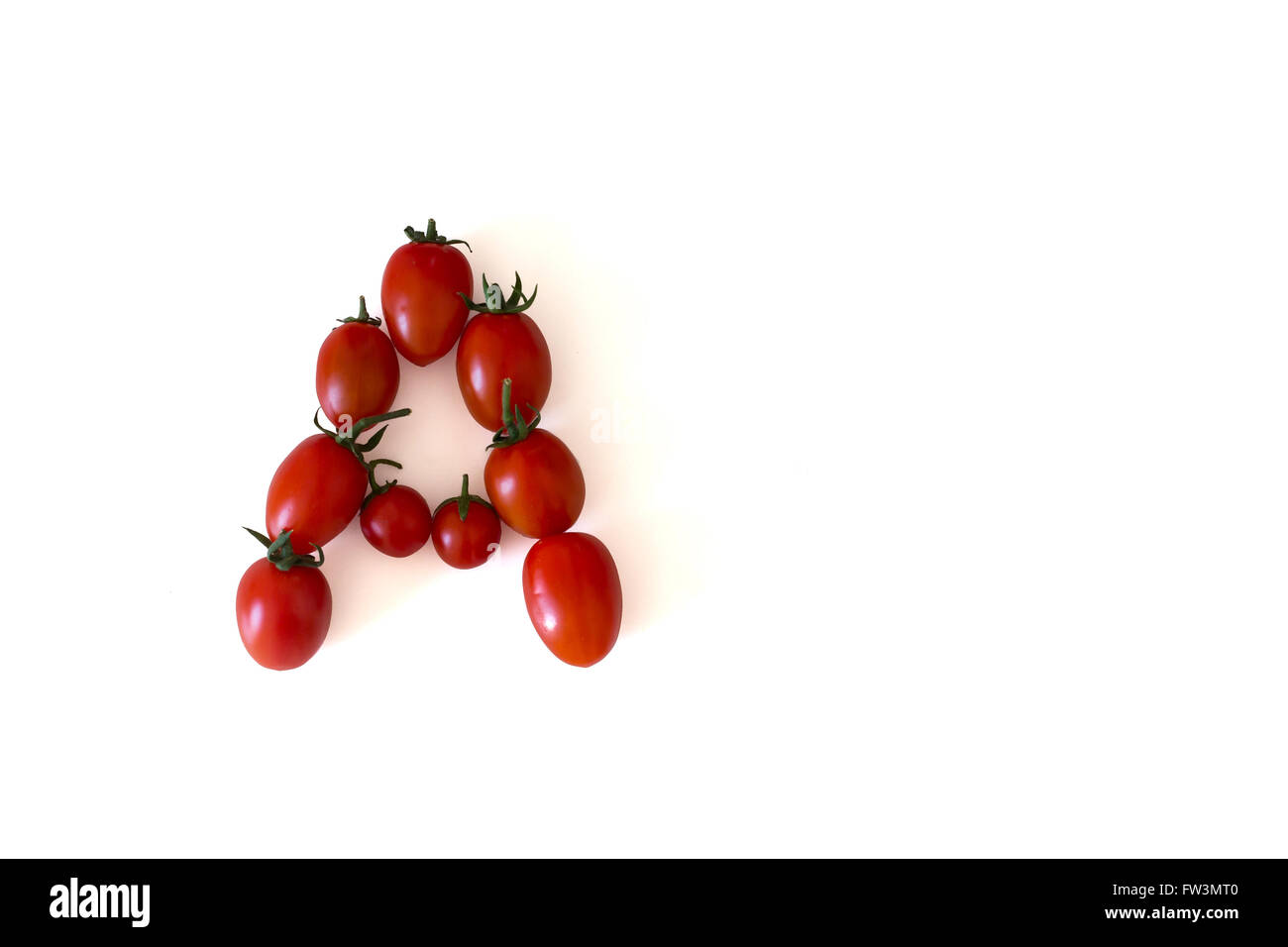 Ein Brief aus kleinen hellen Tomaten Stockfoto