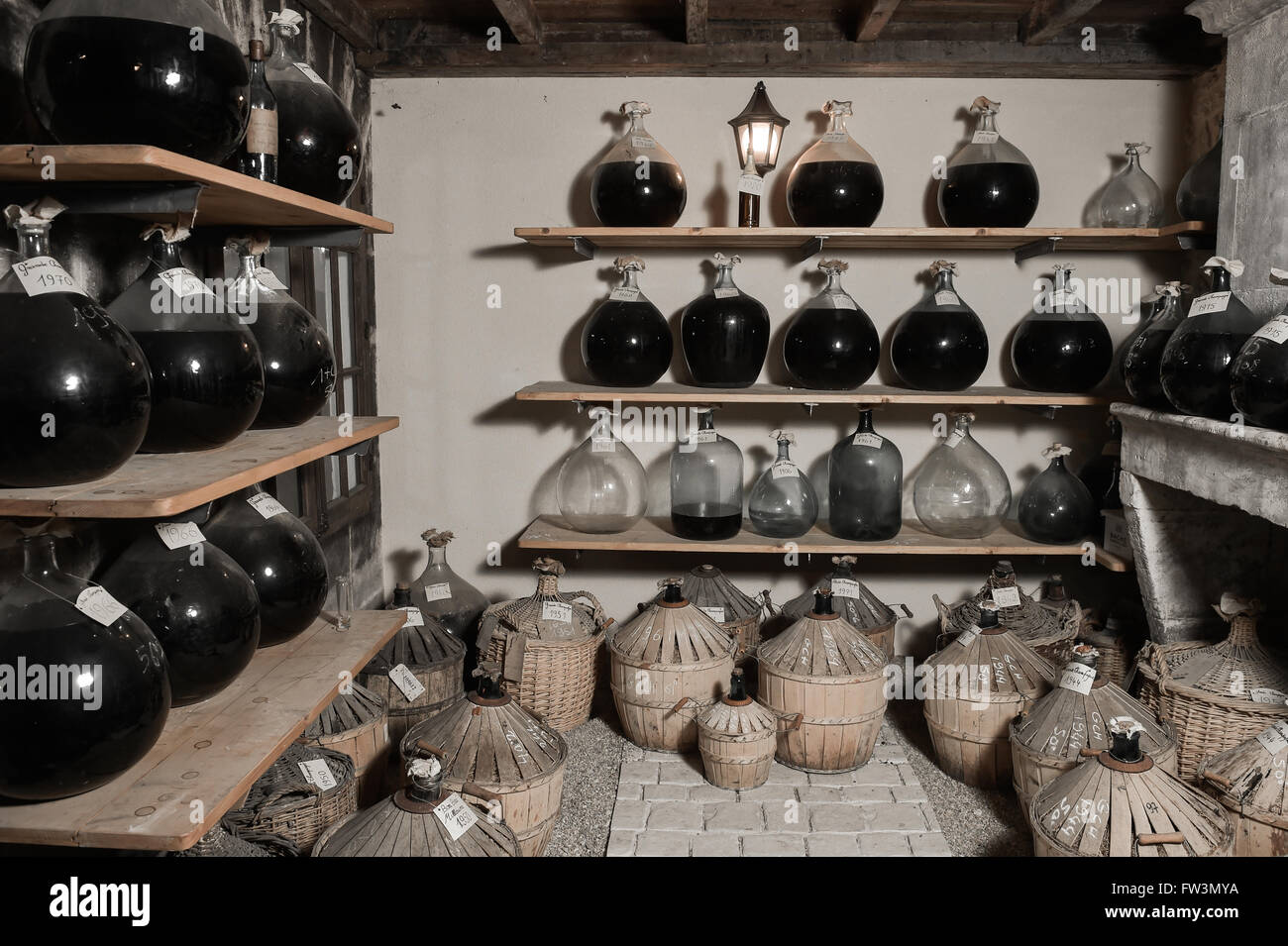 Cognac Altern Lagern in Flaschen aus Glas Stockfoto