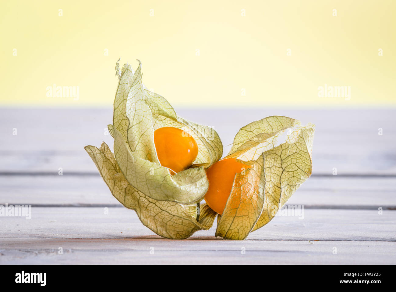 Kap Stachelbeeren auf einem hölzernen Schreibtisch im Frühjahr Stockfoto