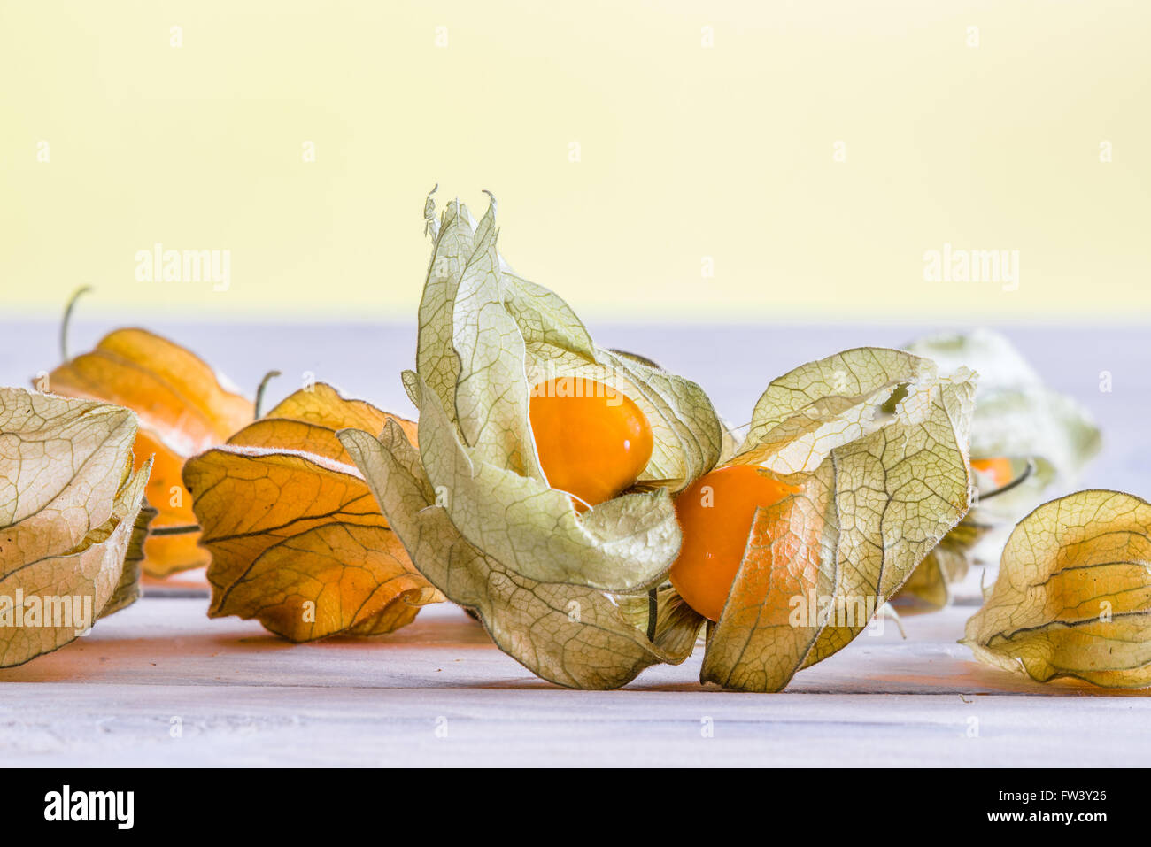 Inca-Beeren auf einem hölzernen Küchentisch in hellem Licht Stockfoto