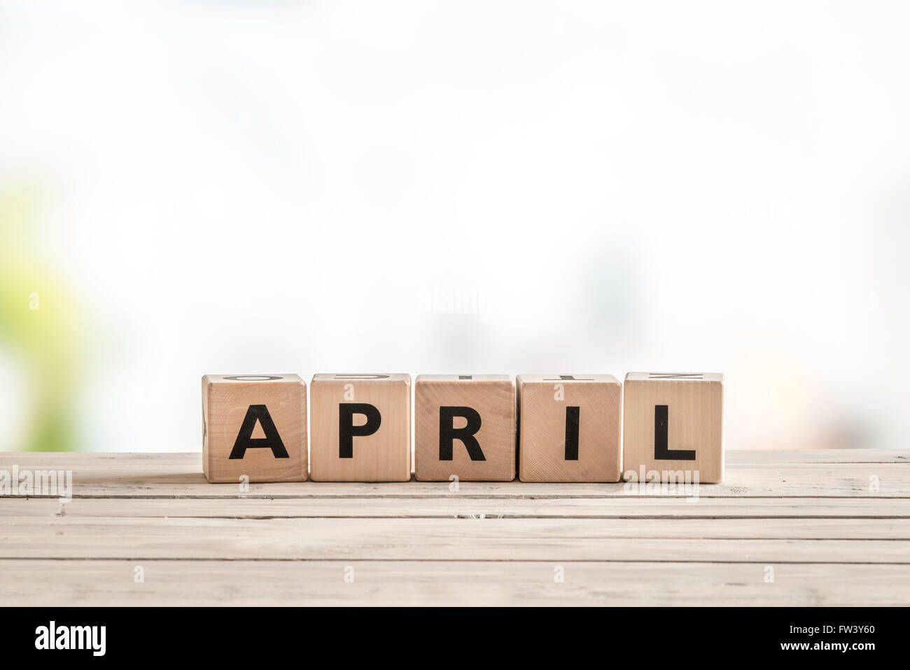 April-Schild mit hölzernen Würfel im Frühjahr Stockfoto