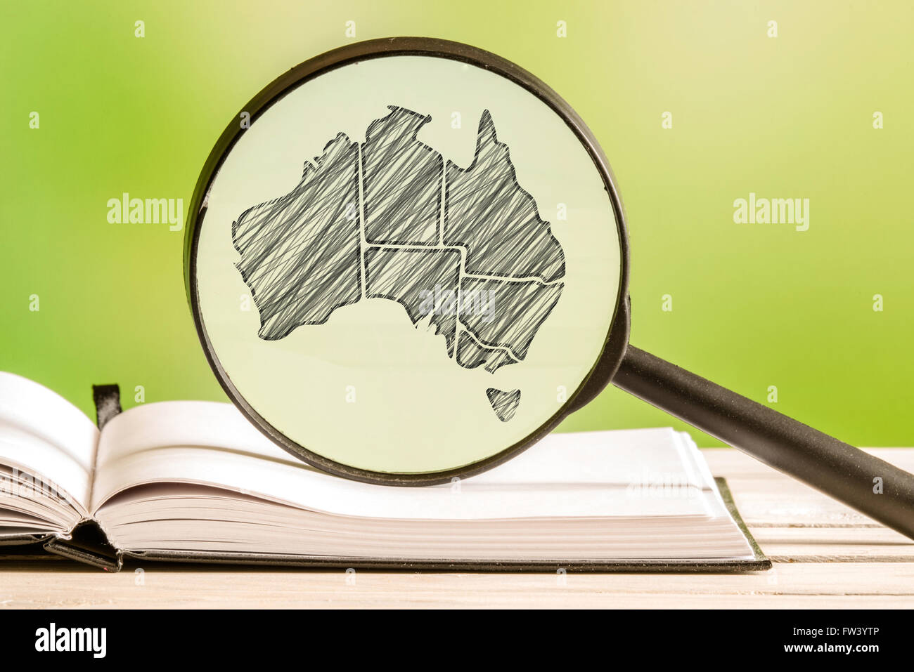 Australien-Informationen mit einer Bleistiftzeichnung von einer australischen Karte in eine Lupe Stockfoto