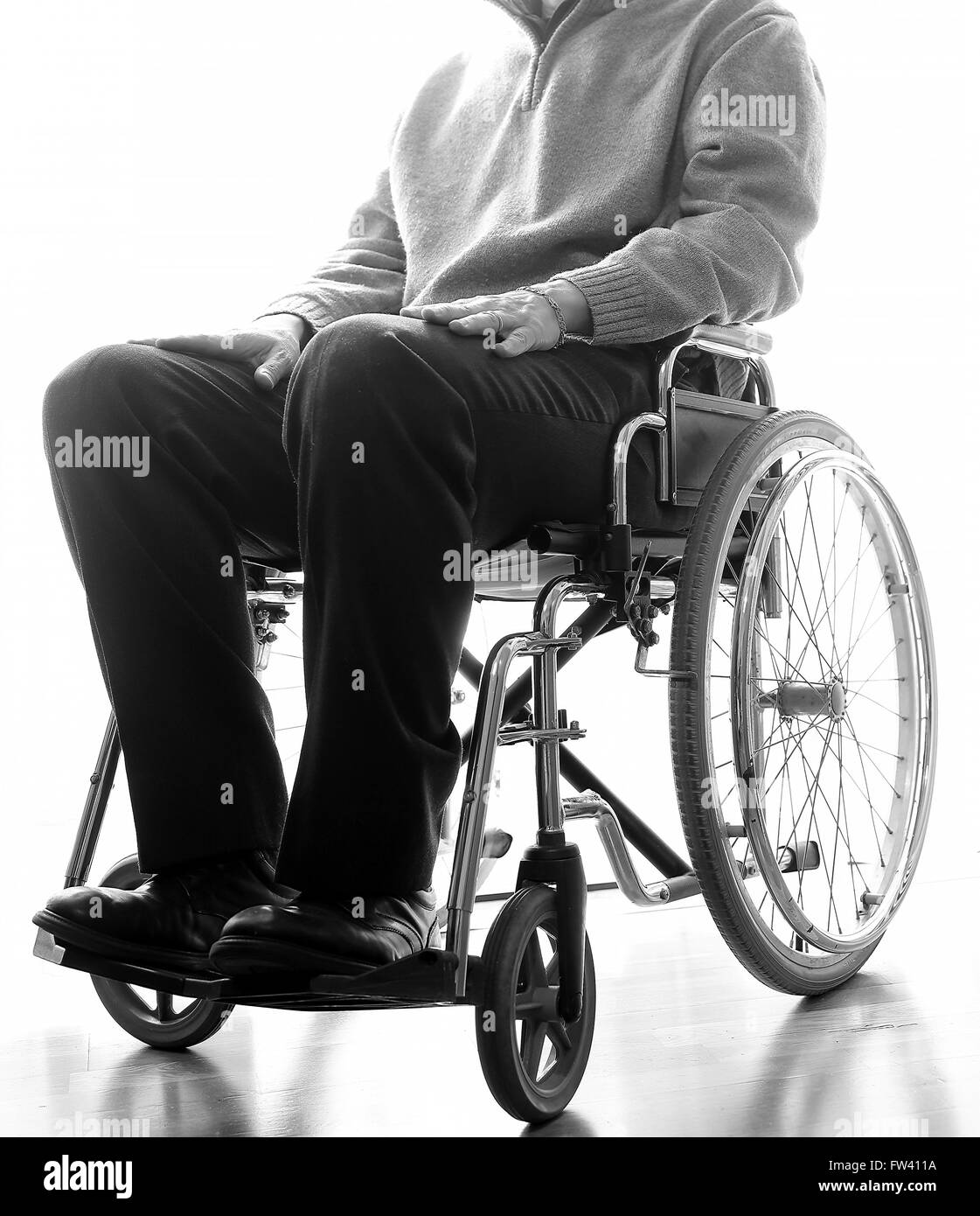 Behinderte, ältere Menschen sitzen im Rollstuhl in seinem Zimmer Stockfoto