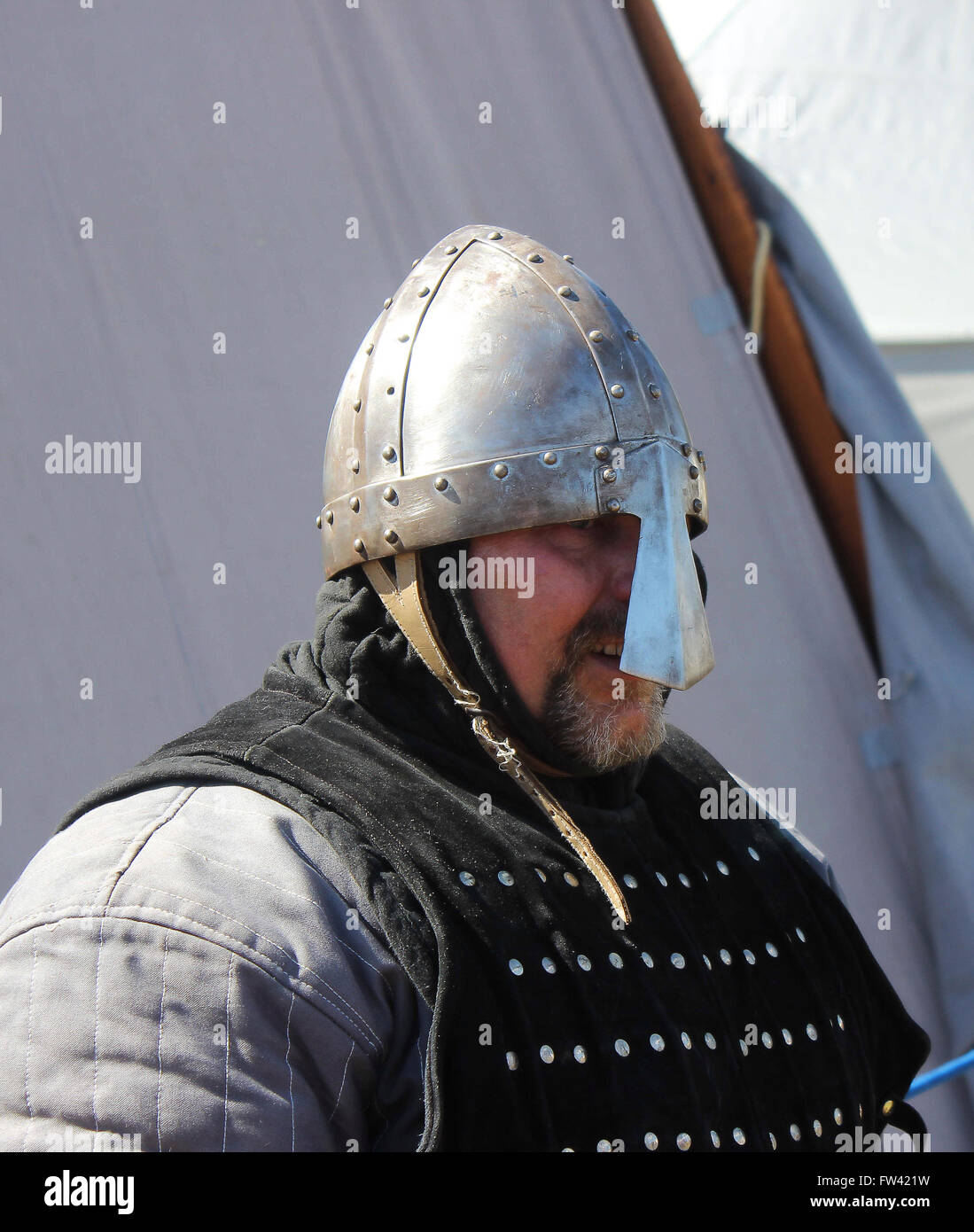 Mittelalterliche Nacht in Kettenhemd, Rüstung und Helm bei Reenactment Stockfoto