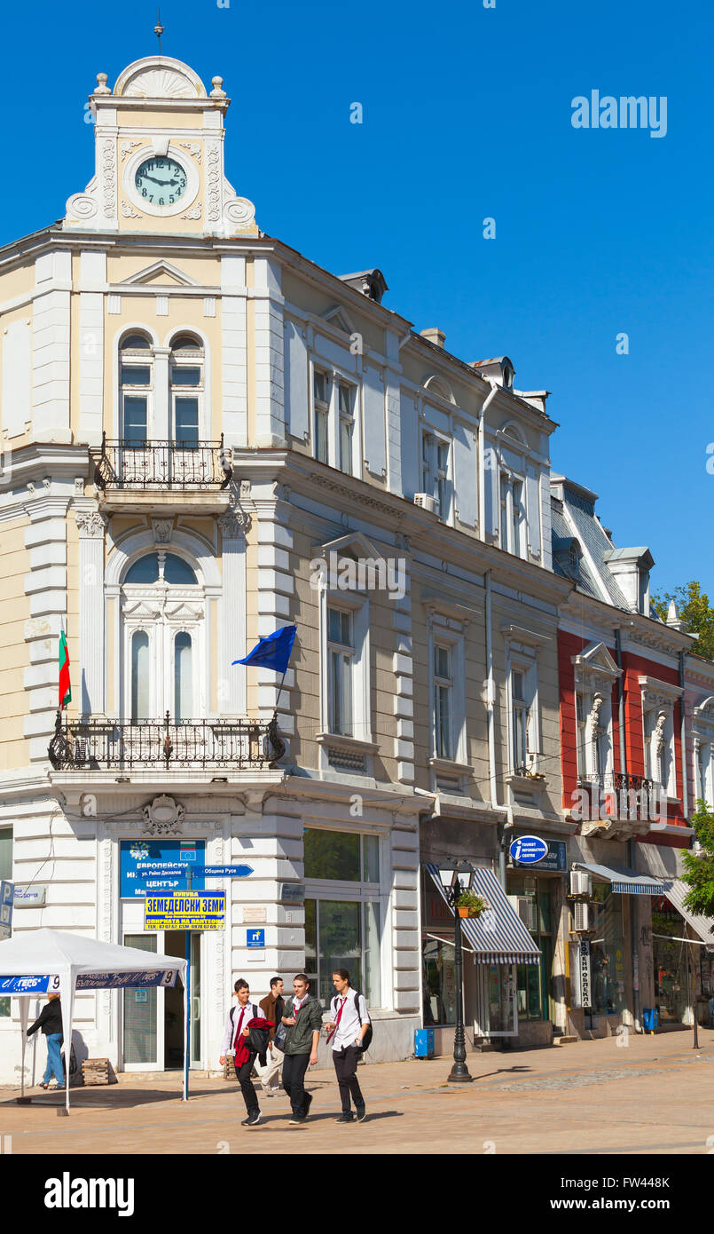 Ruse, Bulgarien - 29. September 2014: Streetview mit normalen Bürger zu Fuß am Stadtplatz in der Nähe von erste Privatbank "Girdap" Stockfoto