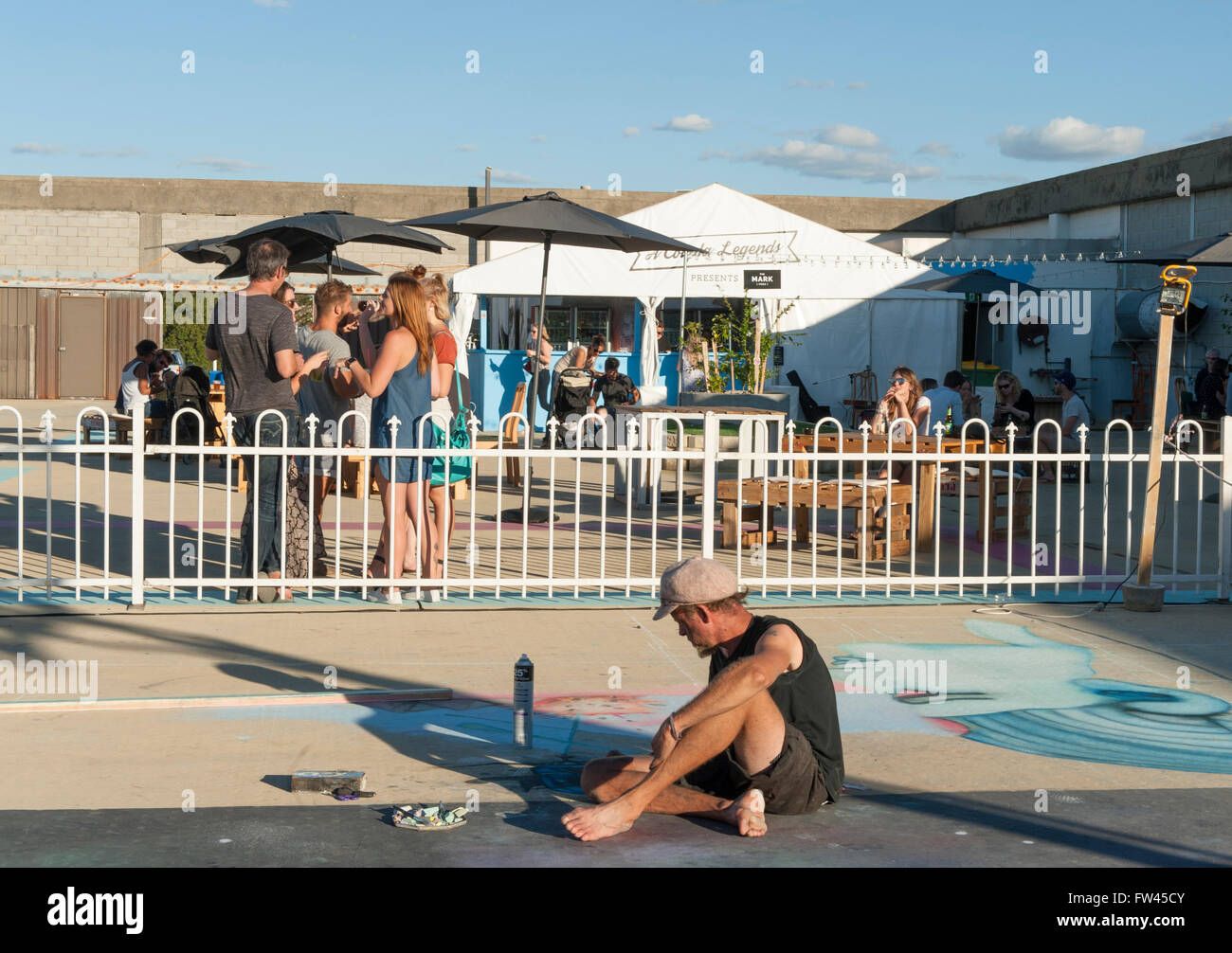 Street-Art Künstler Malerei auf dem Dach des ehemaligen Kaufhauses Myer, verwandelte sich in eine Open-Air-Bar auf dem Dach, Fremantle, WA Stockfoto